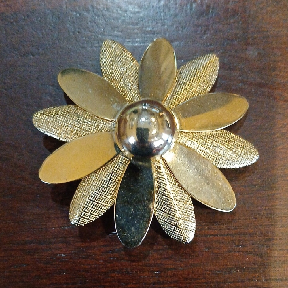 Elegant Gold Floral Vintage Brooch